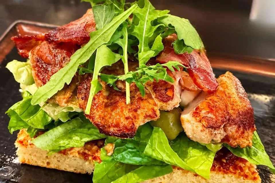 Grillet focaccia med kylling, bacon og ruccola hos Erica mat & vinbar
