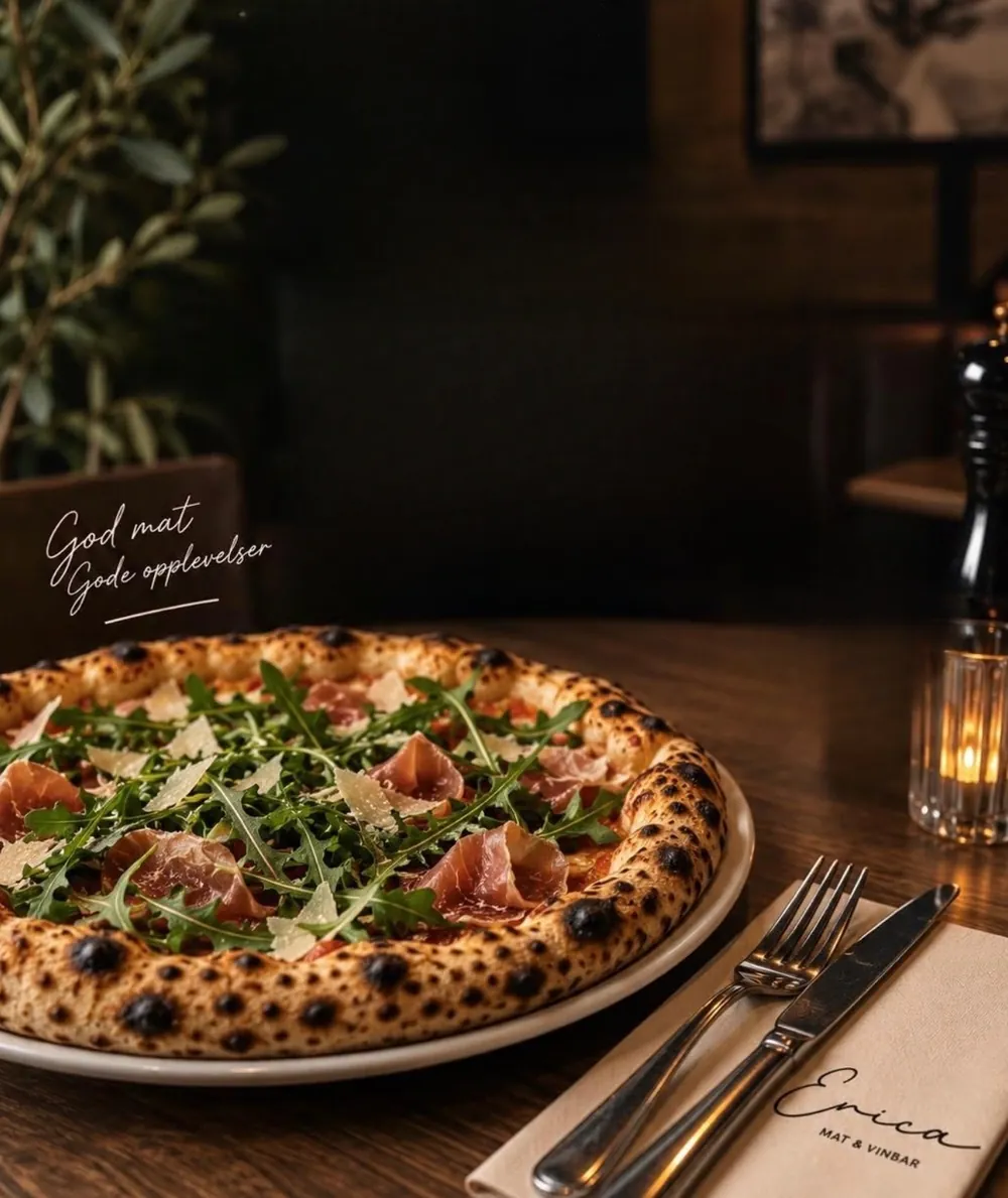 Pizza med ruccola på bordet hos Erica mat & vinbar, med teksten God mat, gode opplevelser