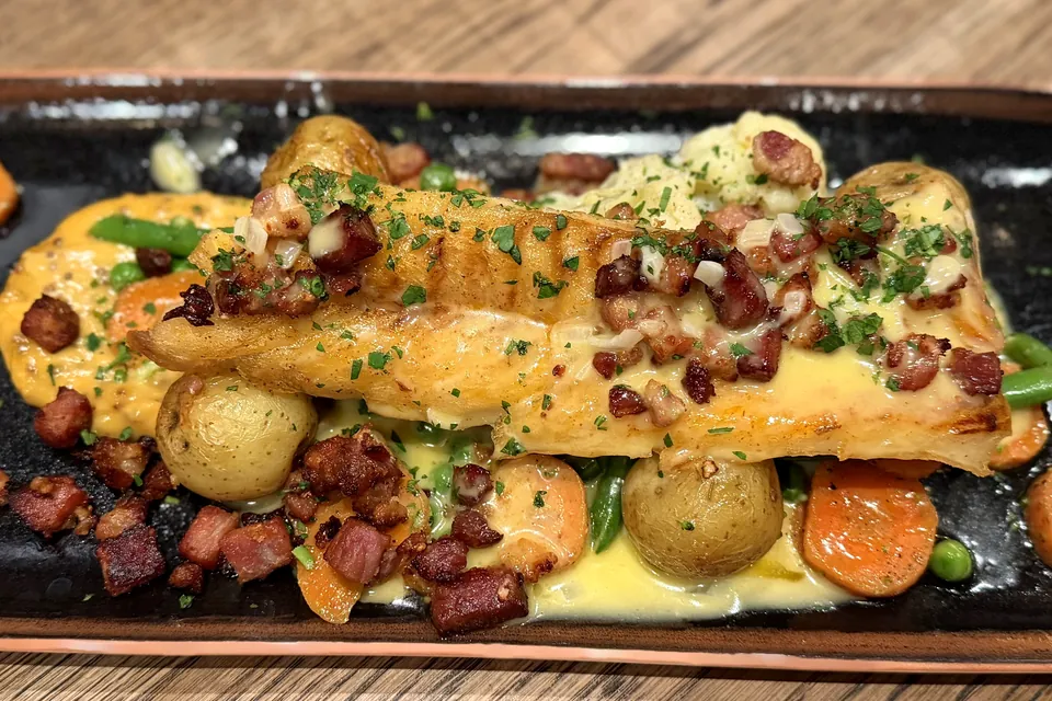 Grillet tørrfisk med bacon, poteter, grønnsaker og smørsaus hos Erica mat & vinbar